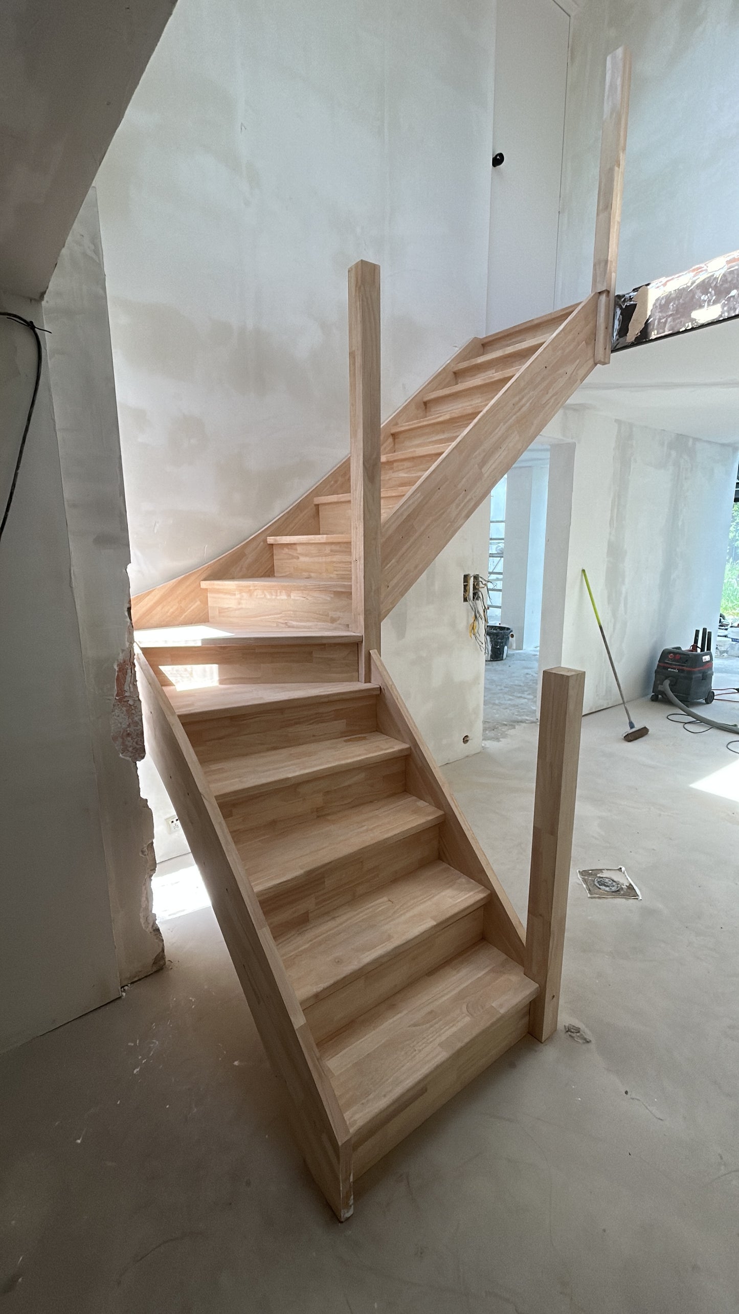 L'Escalier en bois d'hévéa